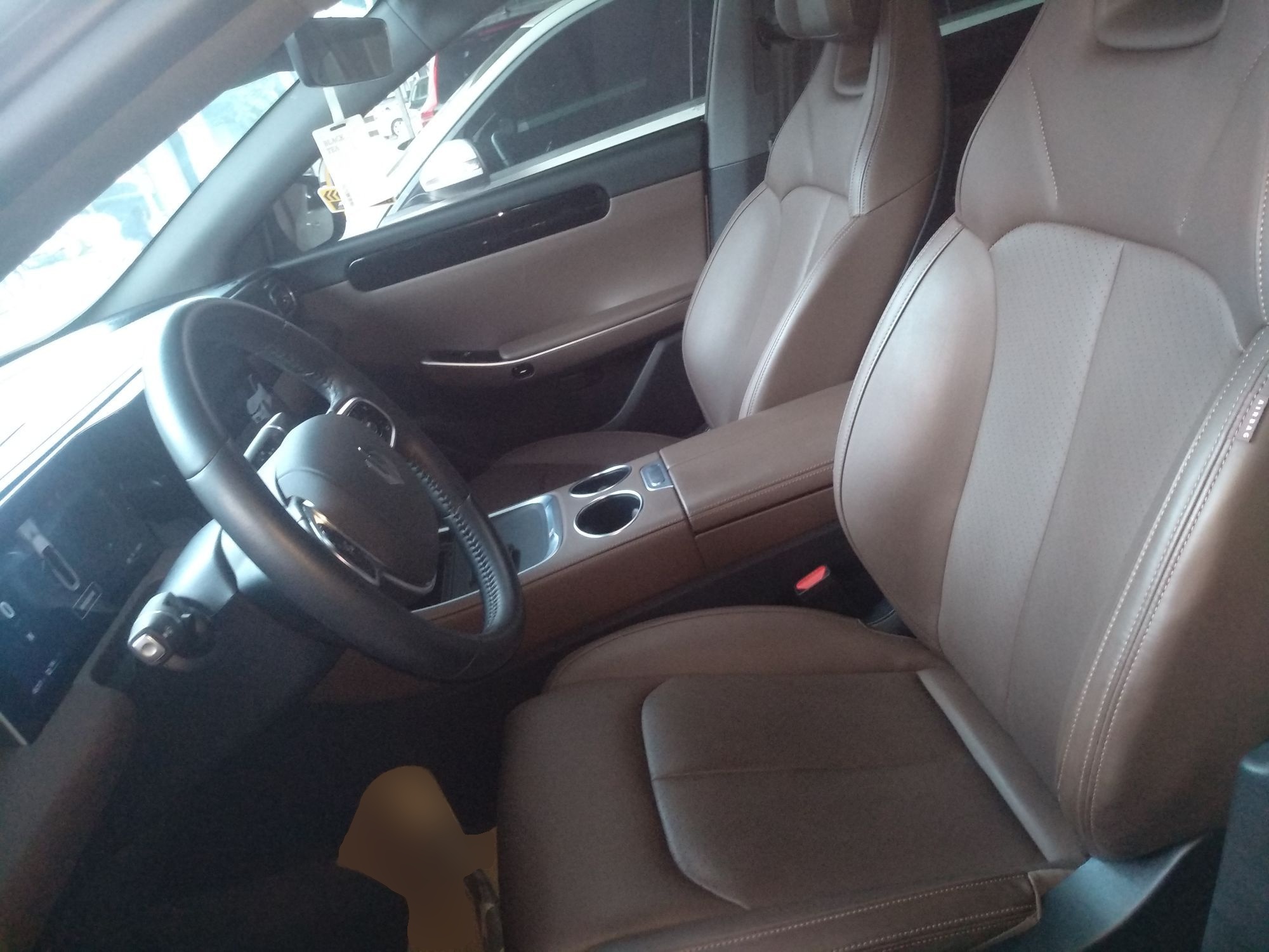 المقاعد الأمامية داخل السيارة