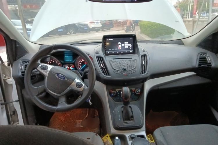 Used Ford Kuga 2015 1.5L GTDi Two-Wheel-Drive Comfort Model Center Console