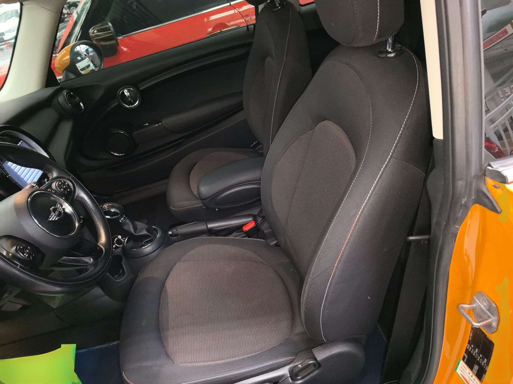 Переднее сиденье в автомобиле