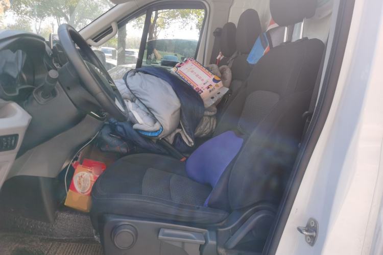 Used SAIC MAXUS Xintu V90 2024 Zhiyun 2.0T Manual Rear-Drive Extended-Wheelbase Ultra-High-Roof Model with Dual Rear Tires and 3 Seats
