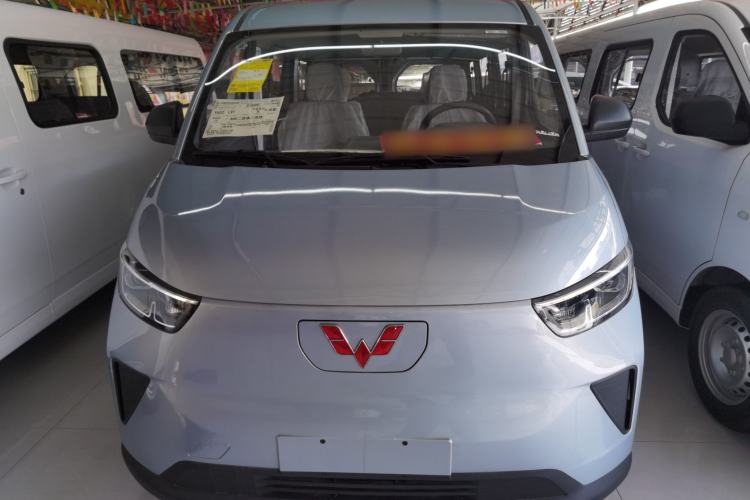 Used Wuling Yangguang 2024 300KM Comfort Version Passenger Van 75kW