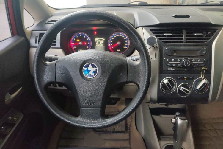 Used Venucia R50 2015 1.6L Automatic Fashion Edition Steering Wheel