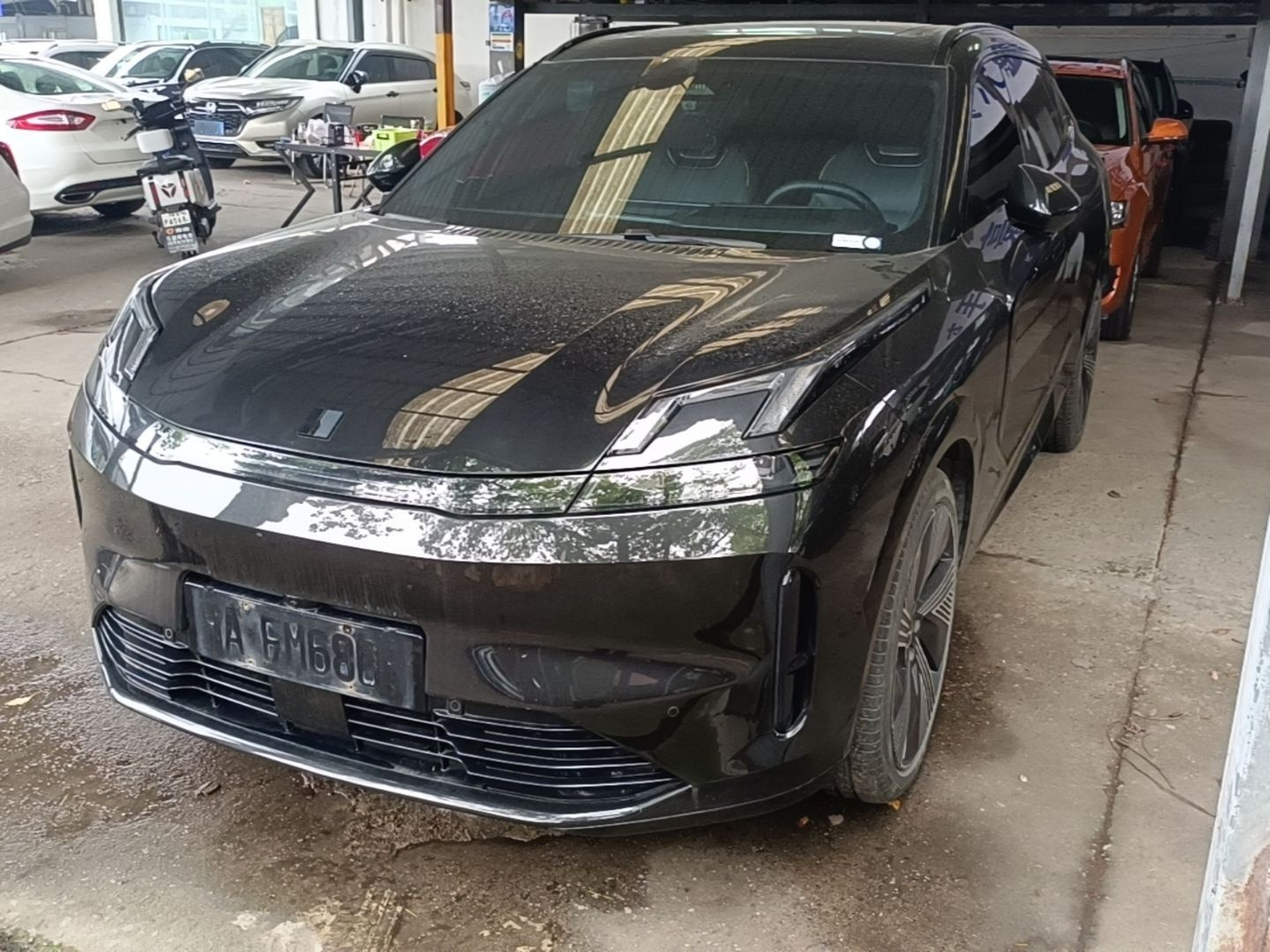 Под передней частью автомобиля
