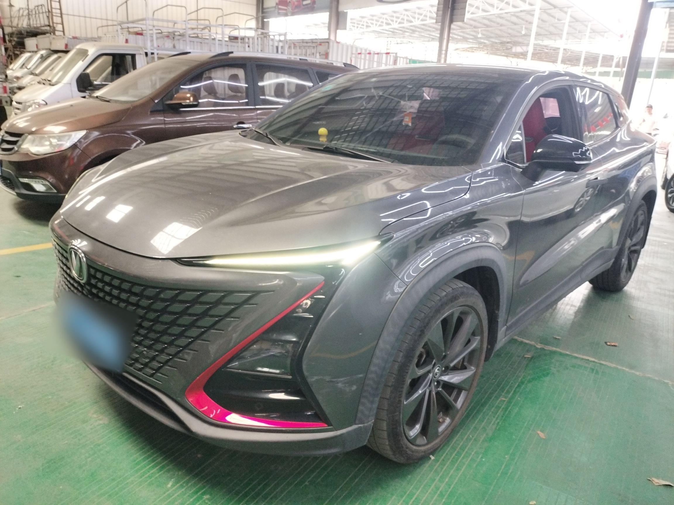 Под передней частью автомобиля