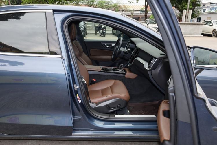 Used Volvo S60 New Energy 2022 T8 eDrive Hybrid All-Wheel Drive Smart Luxury Edition Interior 9