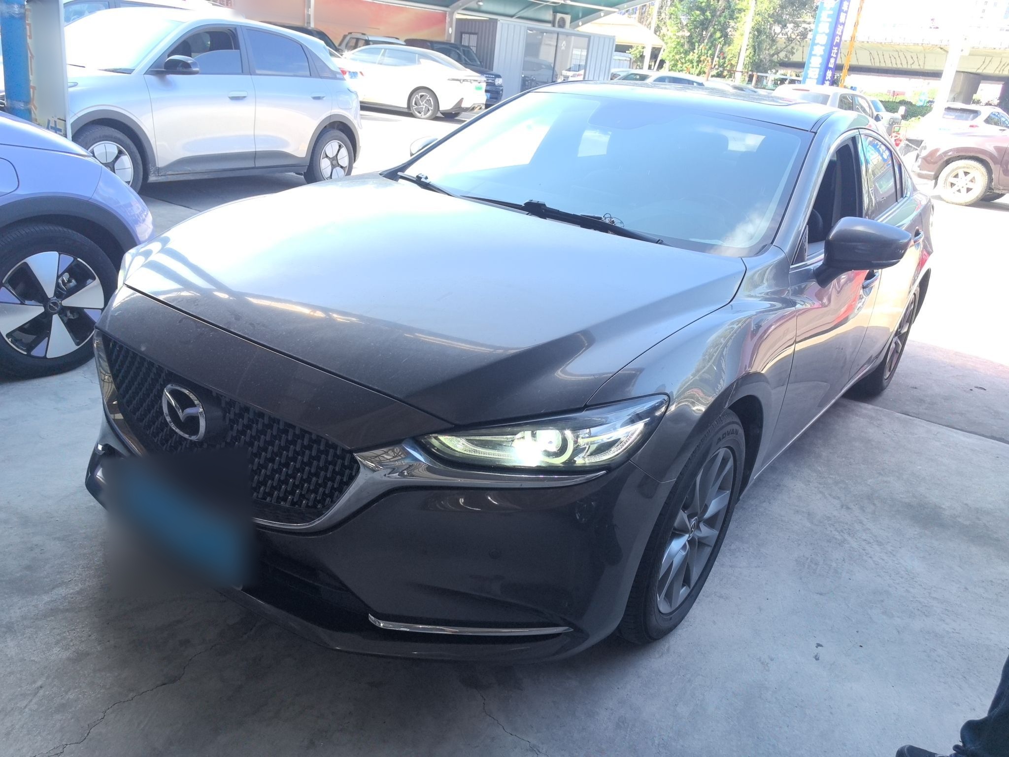 Под передней частью автомобиля