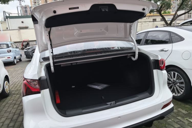 Used Roewe i5 2026 Model 1.5L Manual Comfort Version Trunk