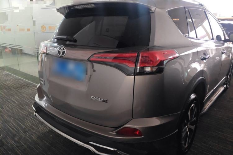 Used Toyota RAV4 2019 2.0L CVT Two-Wheel Drive Luxury Version China VI Standard
