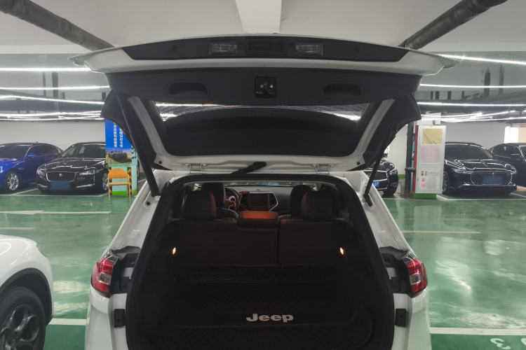 Used Jeep Cherokee 2020 2.0L Two-Wheel Drive Classic Sports Edition Trunk