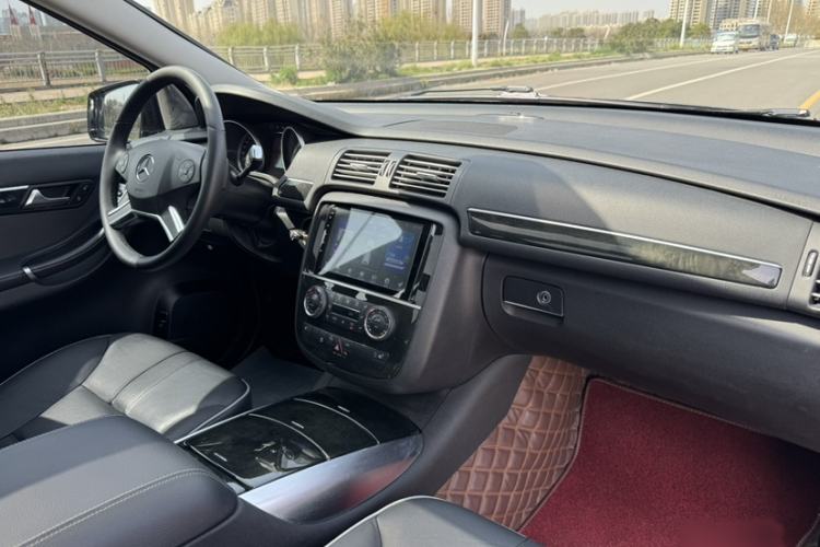 Used Mercedes-Benz R-Class 2017 R 320 4MATIC Business Edition Prestige Model Interior 8