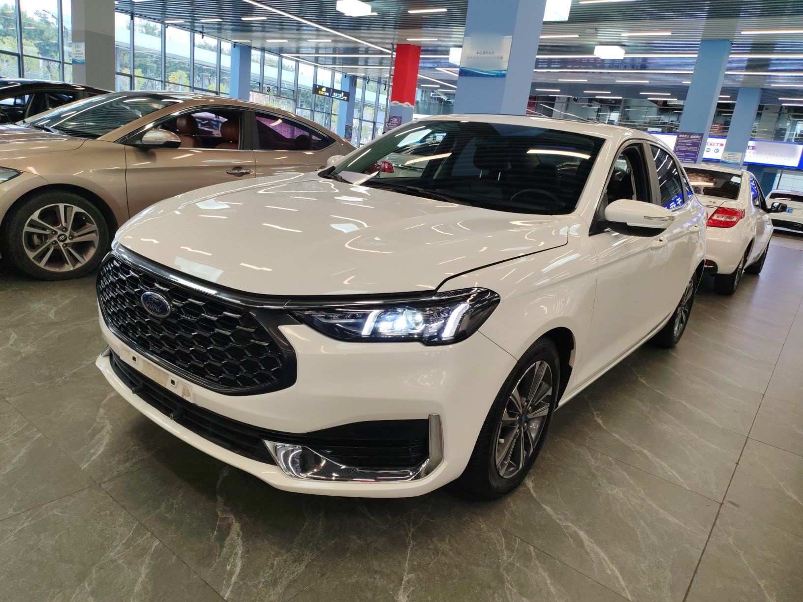 تحت مقدمة السيارة