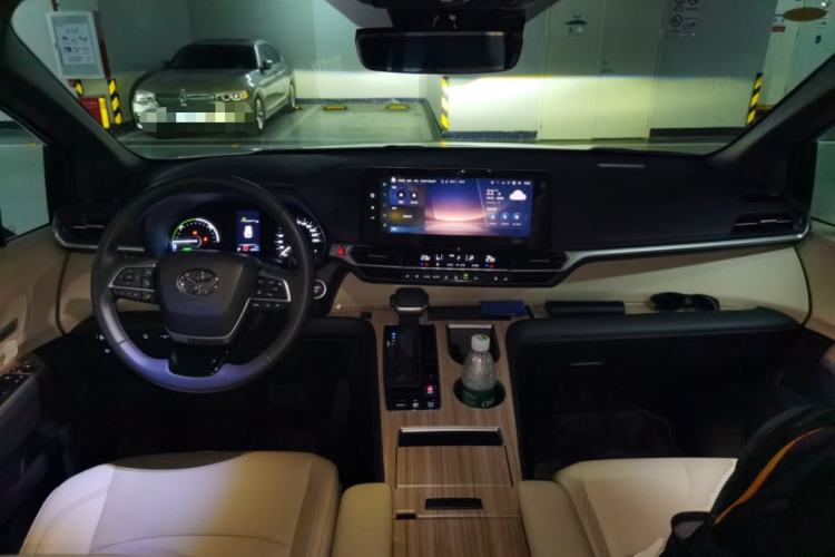 Used Toyota SIENNA 2026 Model 2.5L Dual-Engine Four-Wheel-Drive Premium Edition