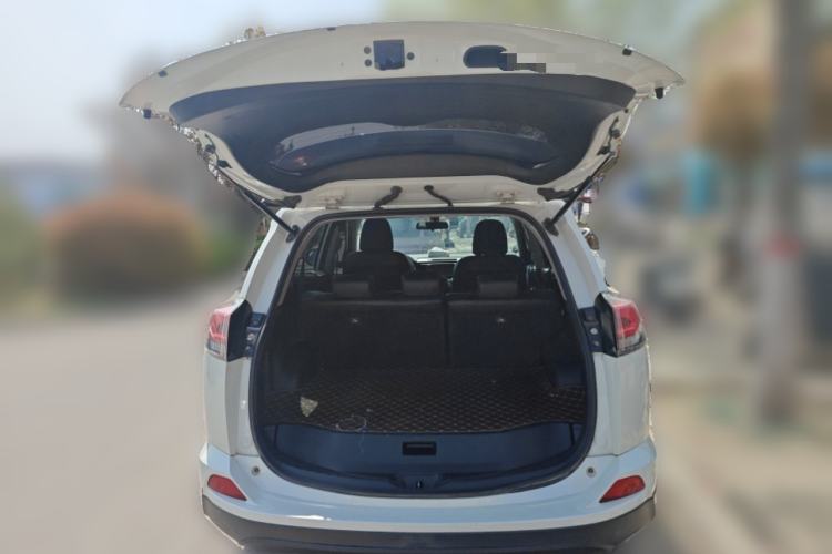 Used Toyota RAV4 2019 2.0L CVT Two-Wheel Drive Luxury Version China VI Standard