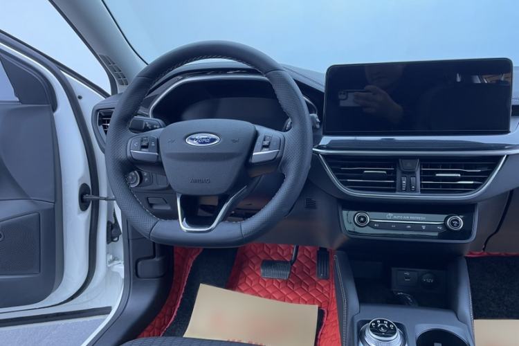 Used Ford Focus 2021 Hatchback EcoBoost 180 Automatic Titanium Edition Interior 4