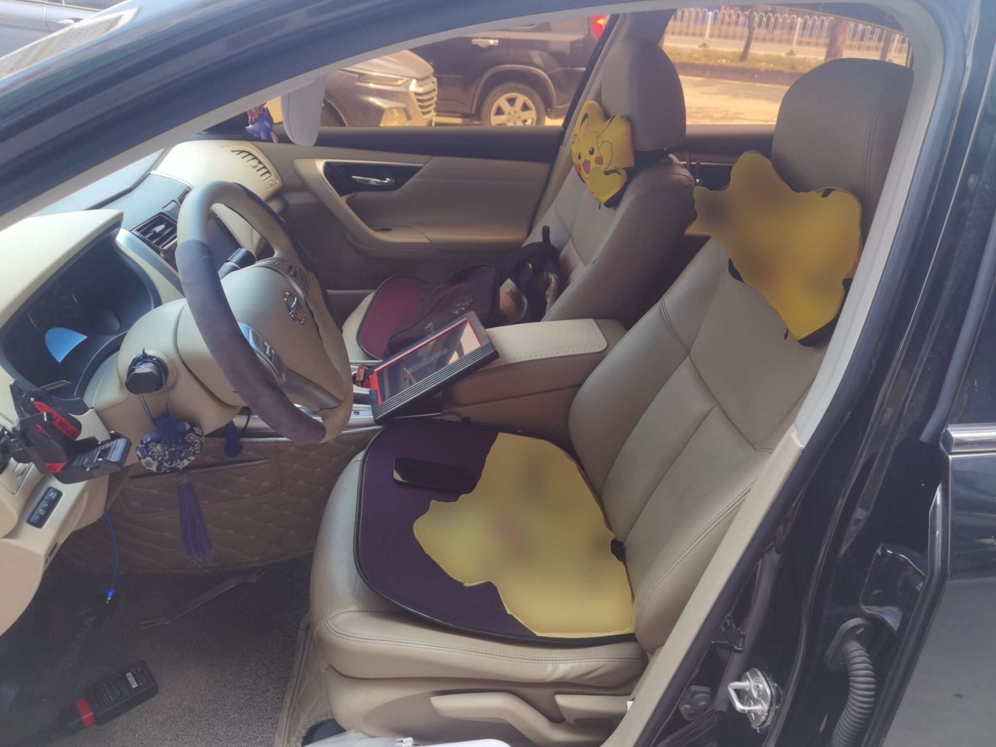 المقاعد الأمامية داخل السيارة