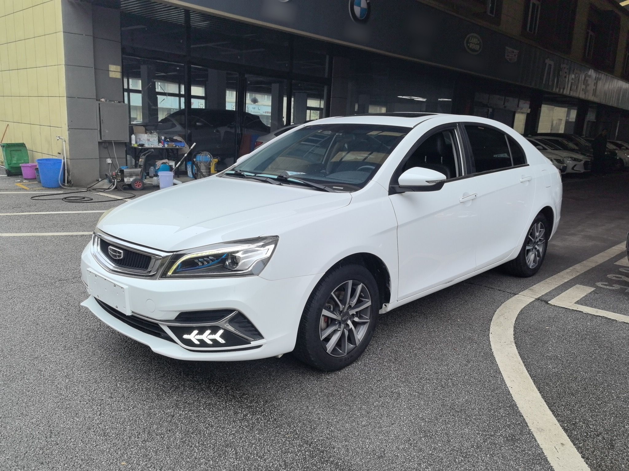 تحت مقدمة السيارة