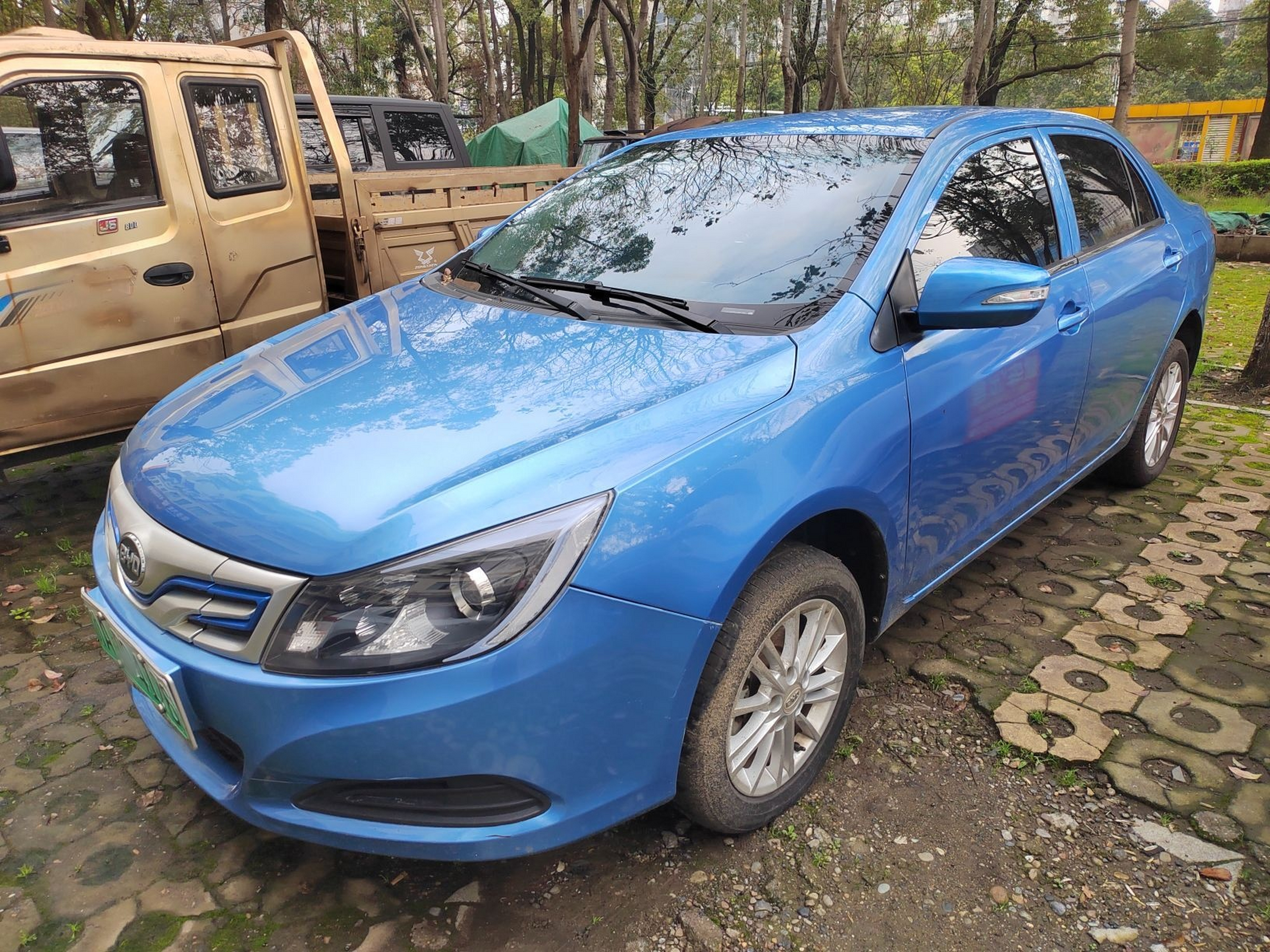 Под передней частью автомобиля