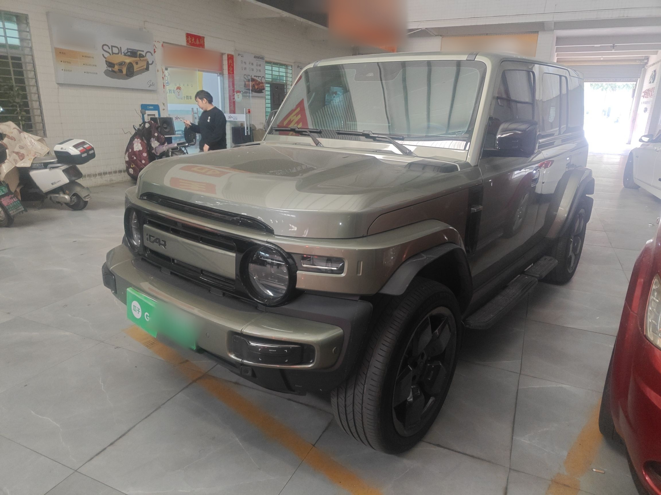 Под передней частью автомобиля