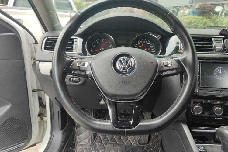 Used Volkswagen Sagitar 2017 230TSI Automatic Comfort Version Steering Wheel