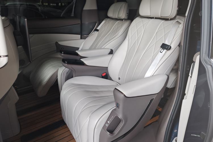 Used Denza D9 2022 DM-i 970 Four-Wheel Drive Prestige Model
