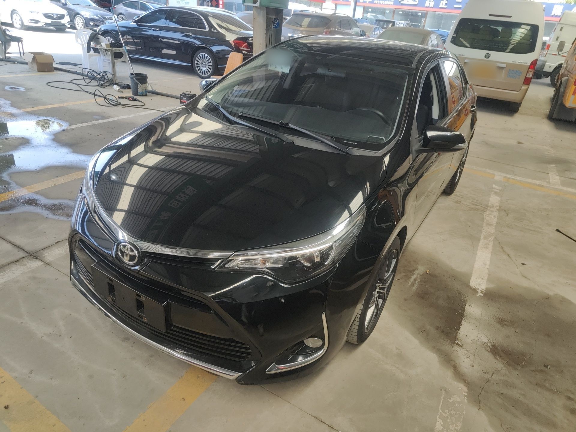 تحت مقدمة السيارة