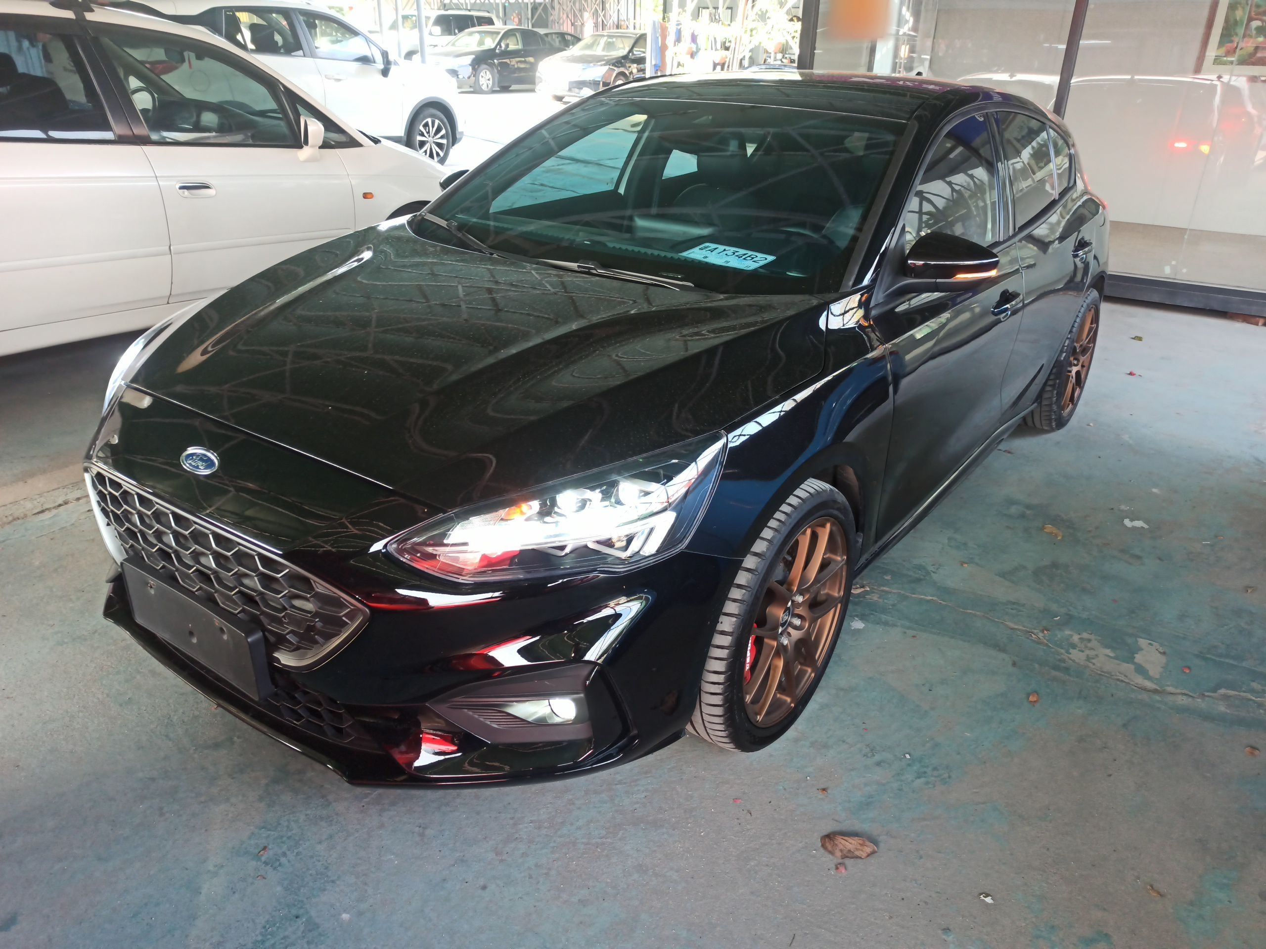 Под передней частью автомобиля