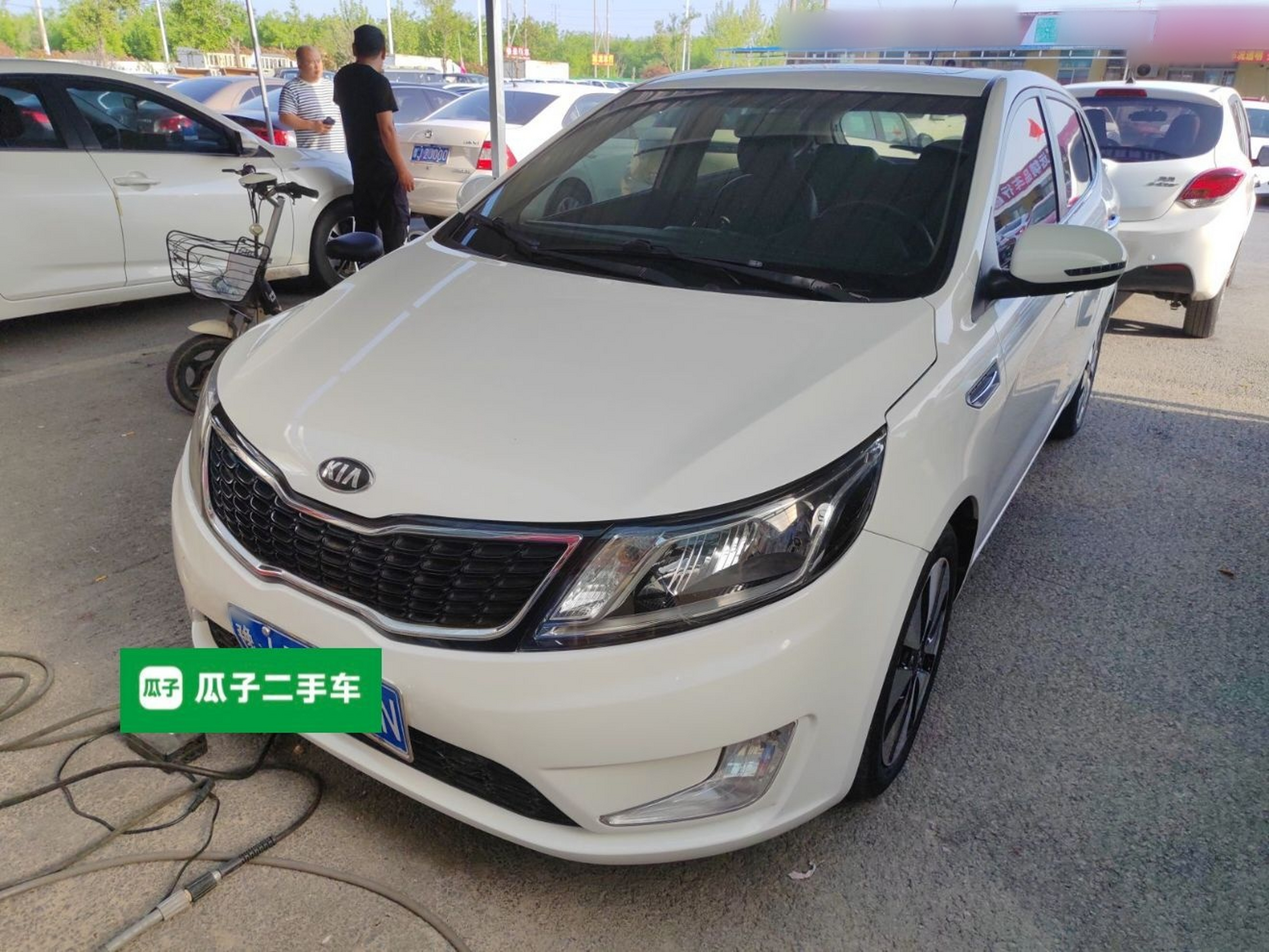 تحت مقدمة السيارة