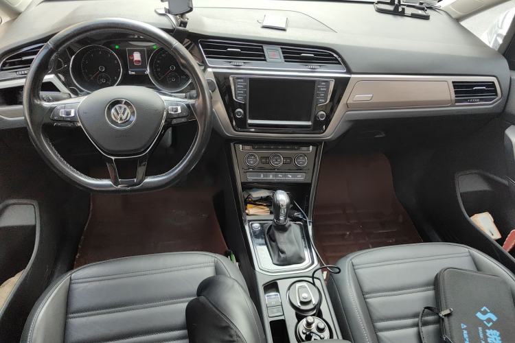 Used Volkswagen Touran 2018 Volkswagen Touran L 280TSI DSG Luxury Edition 7 Seats Center Console