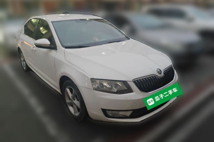 Used Skoda Octavia 2015 1.6L Manual Yijie Edition Front Right 45 Deg