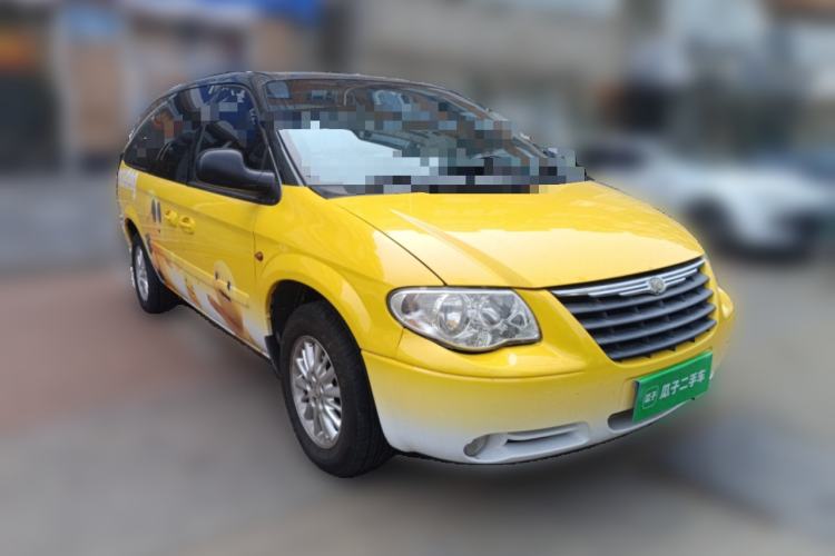Used Chrysler Grand Voyager  Front Right 45 Deg