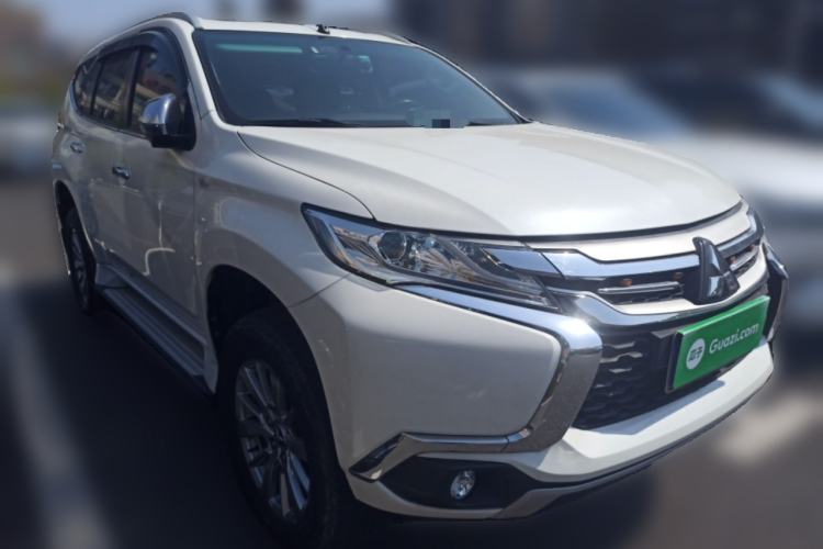 Used Mitsubishi Pajero  Front Right 45 Deg