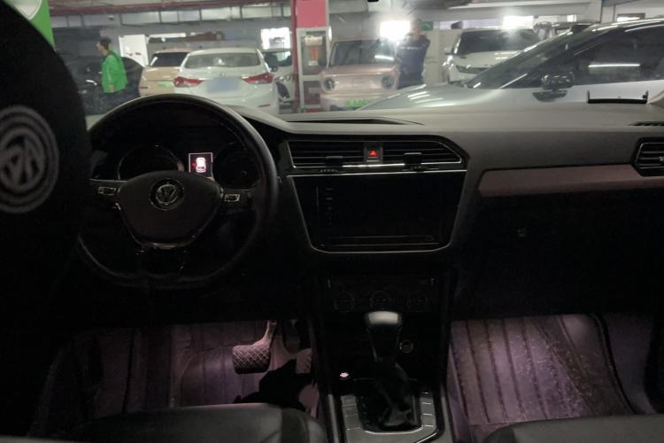 Used Volkswagen Tiguan L 2019 Updated Version 330TSI Automatic Two-Wheel Drive Panoramic Comfort Edition China VI Standard Center Console