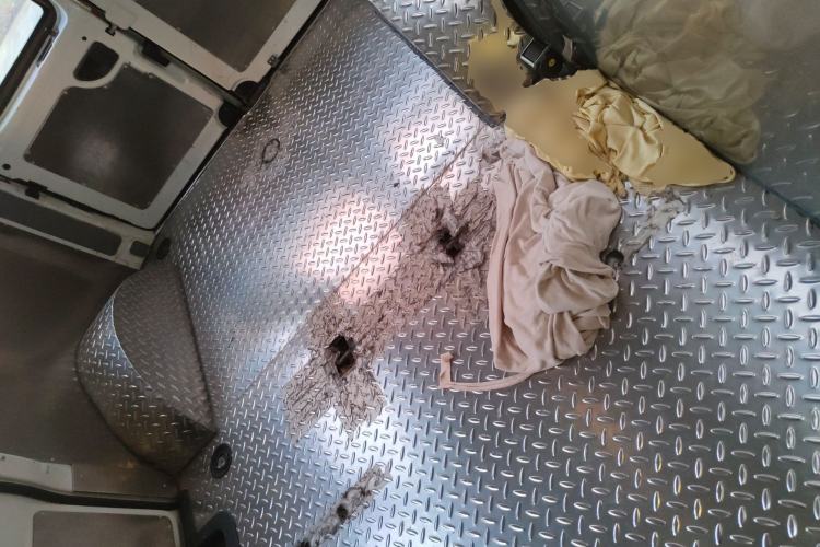 Used SAIC MAXUS Xintu V80 2019 2.5T Classic Edition 6-Speed Manual – Aoyuntong Modified Version Short Wheelbase Mid-Height Roof 5/6 Seats Left Rear Seat