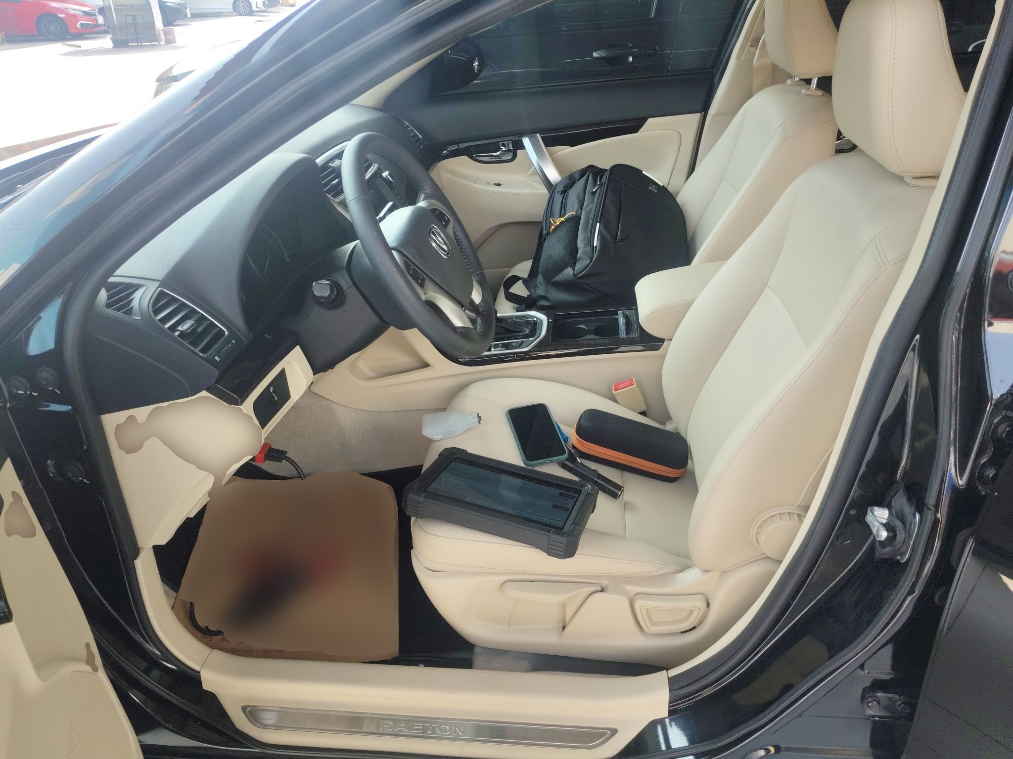 المقاعد الأمامية داخل السيارة