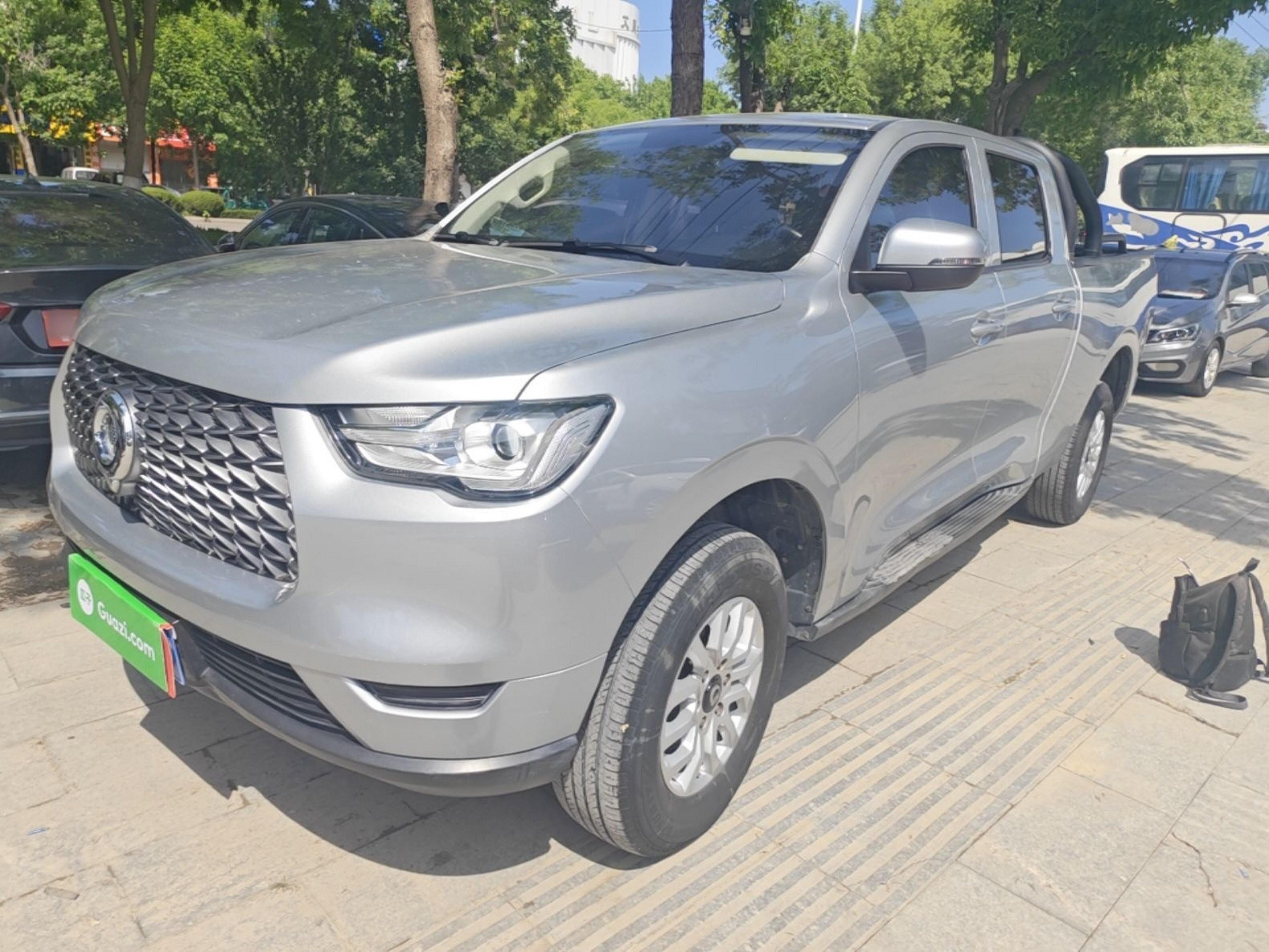 Под передней частью автомобиля