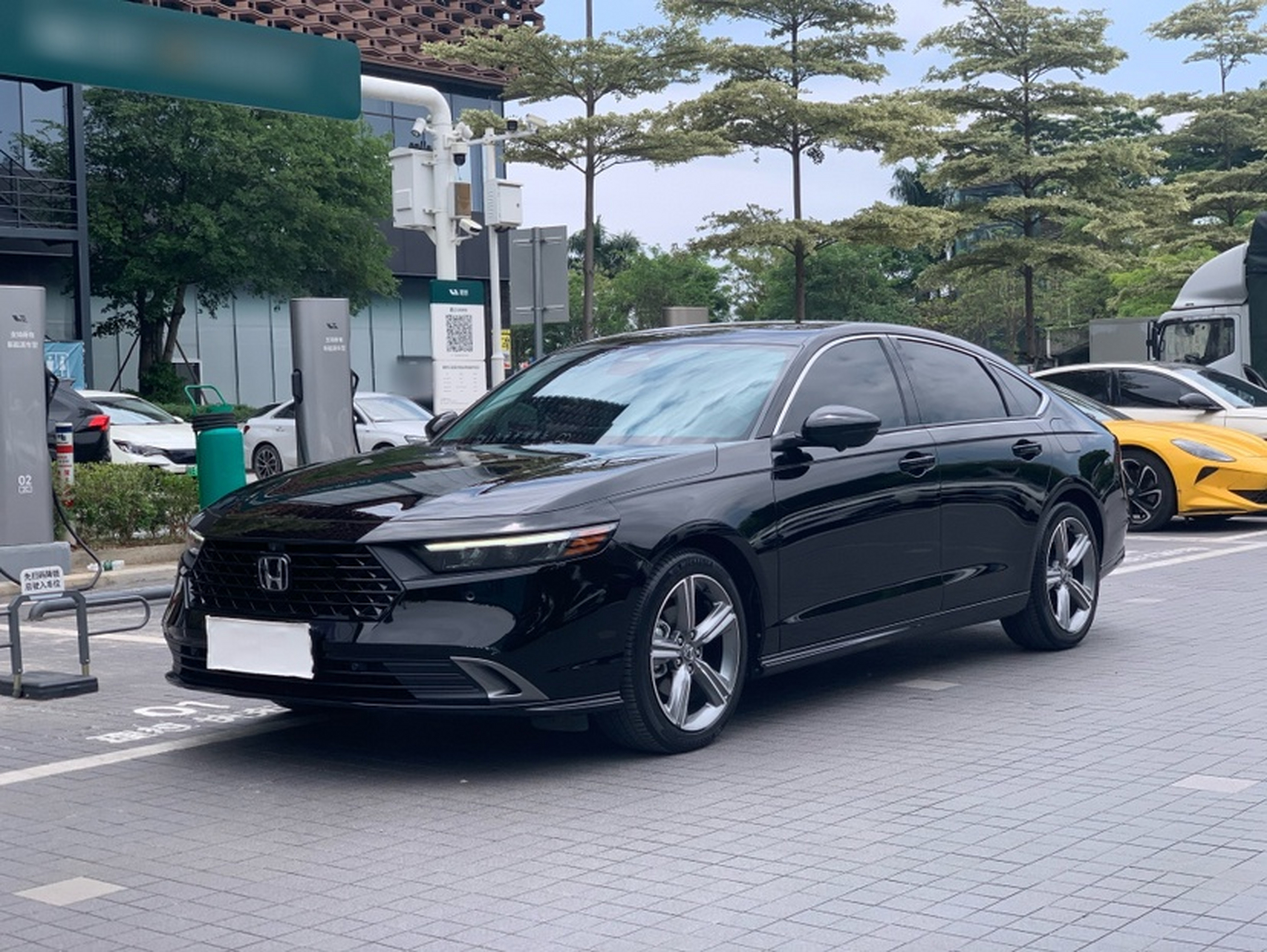 Под передней частью автомобиля