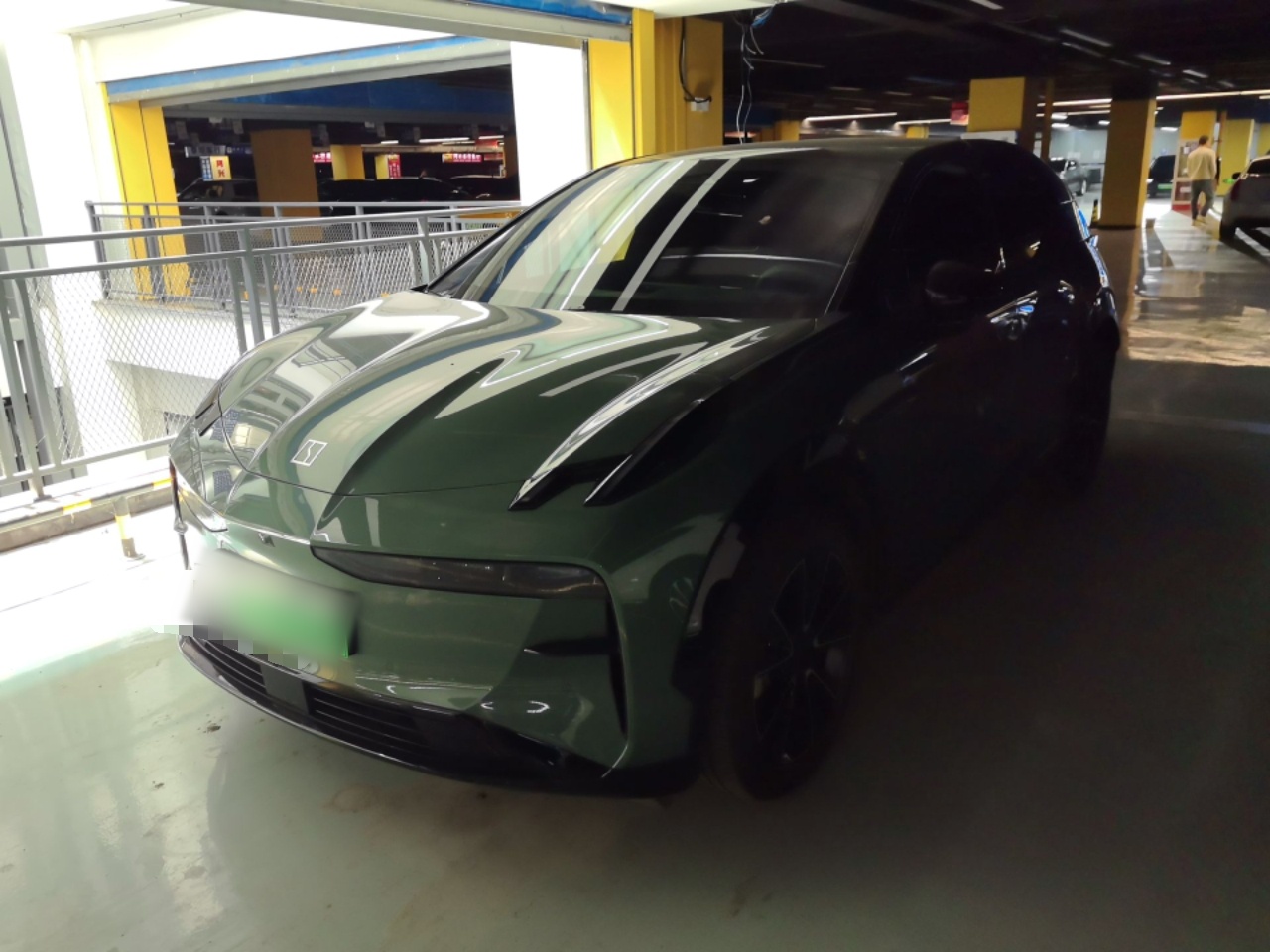 تحت مقدمة السيارة