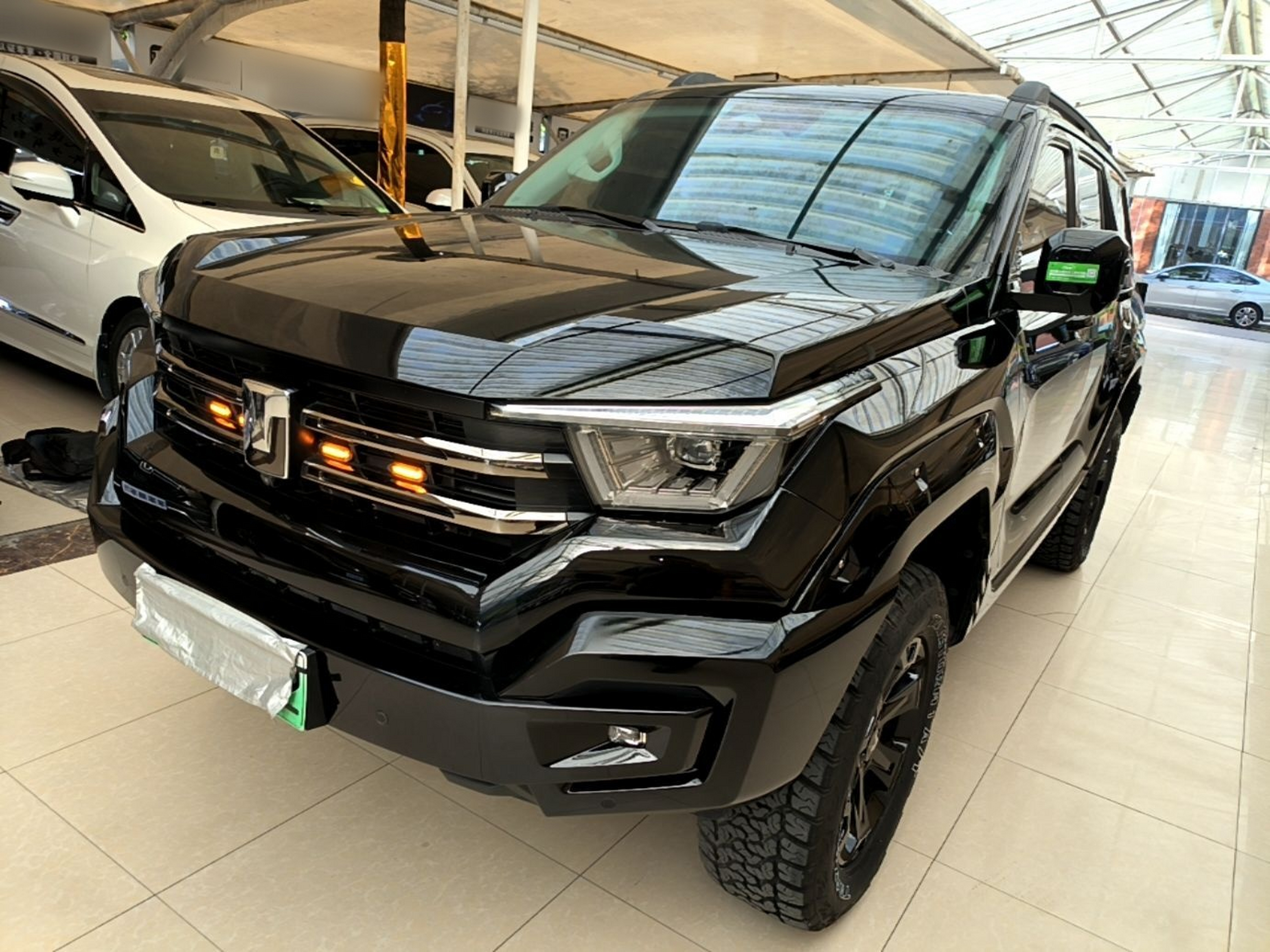 Под передней частью автомобиля