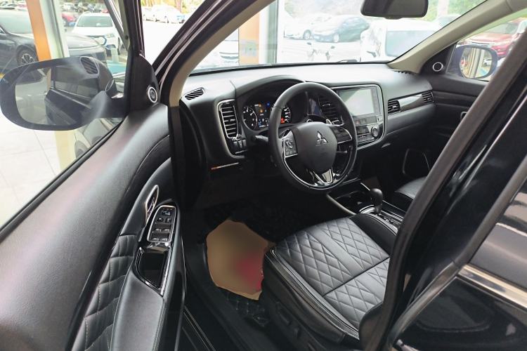 Used Mitsubishi Outlander 2020 2.4L 4x4 Zhi Xiang Edition 7-Seater

