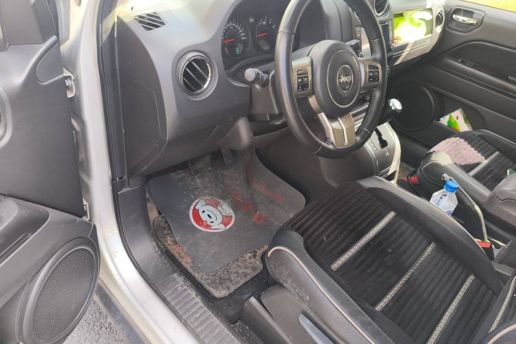 Used Jeep Compass 2011 2.0L two-wheel drive sport version
