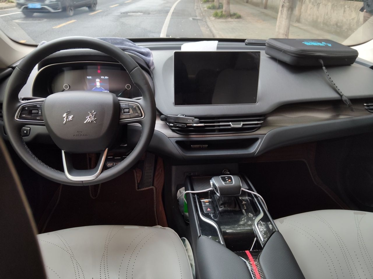 Hongqi E-QM5 2022 431 km Charge & Enjoy Edition — снимка 9