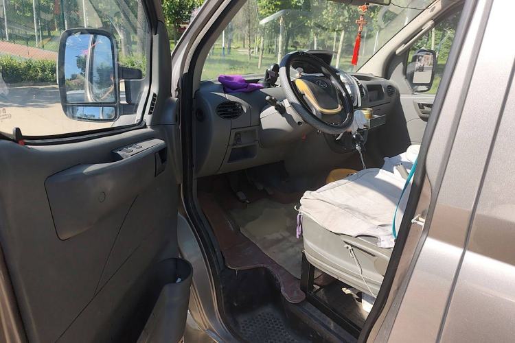 Used SAIC MAXUS Xintu V80 2017 2.5T 5-Speed Manual Aoyuntong National V Long Wheelbase Mid-Roof 6-10 Seater
