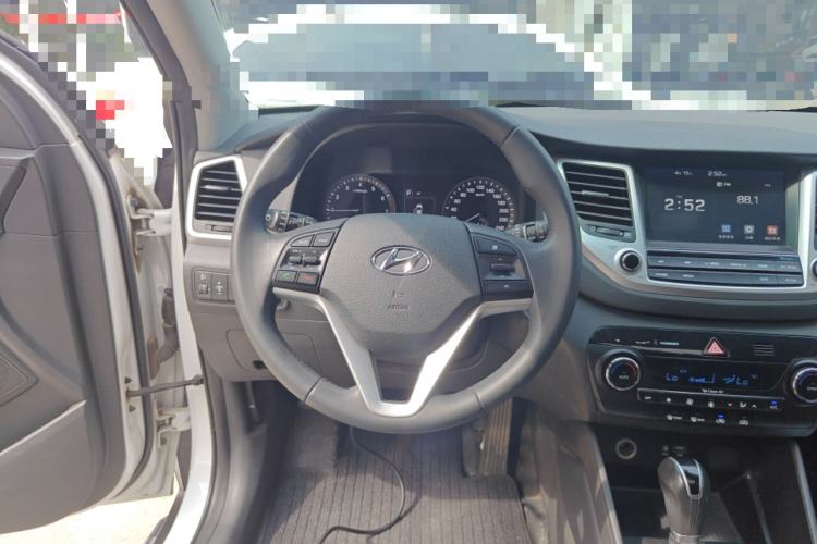 Used Hyundai Tucson 2015 1.6T Dual-Clutch Two-Wheel-Drive Smart Model Steering Wheel