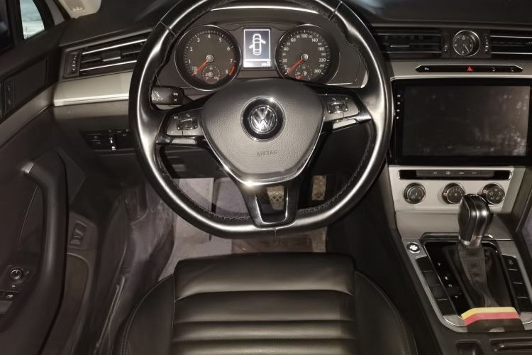 Used Volkswagen Magotan 2017 280TSI DSG Comfort Model
