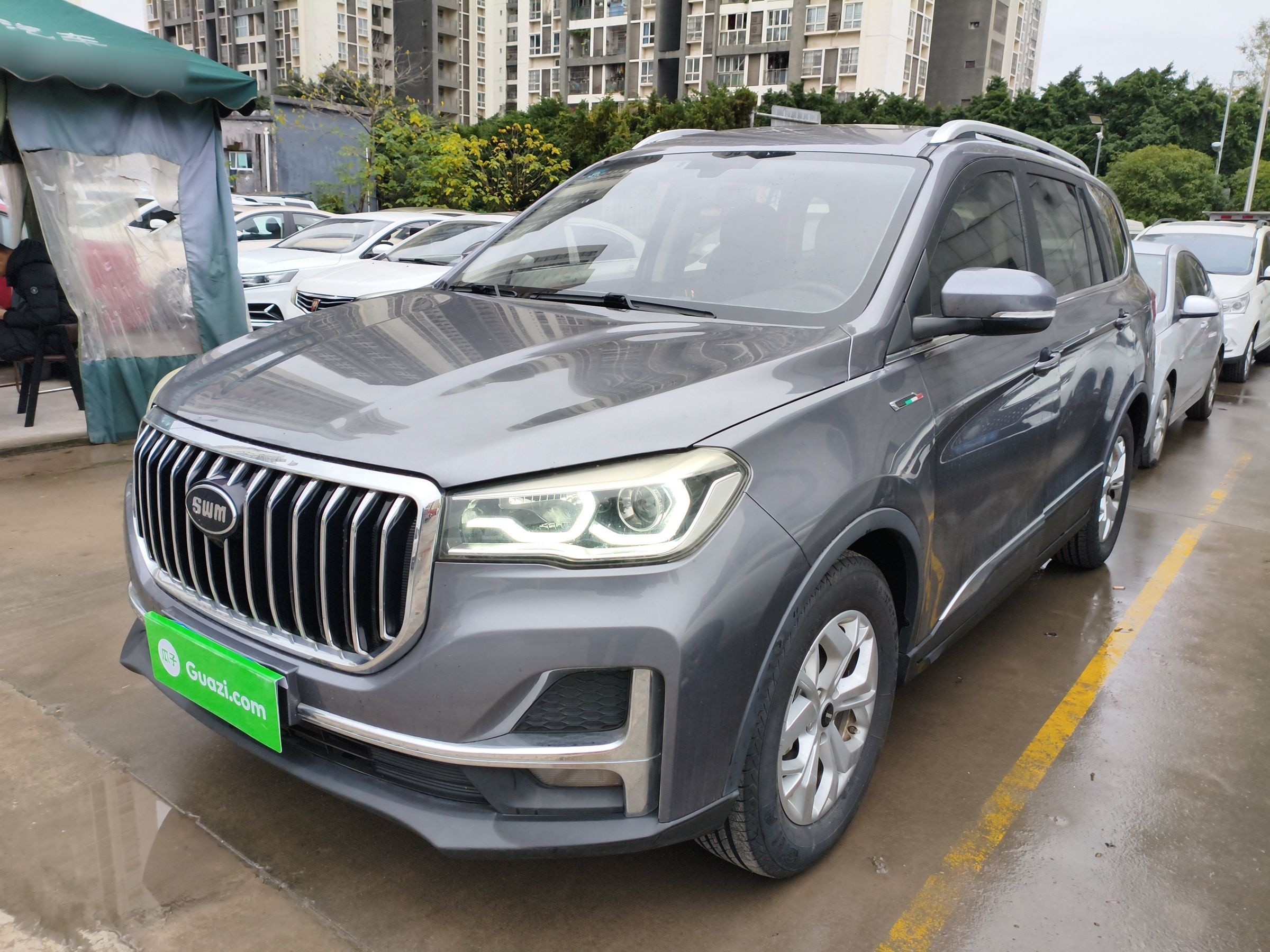 Под передней частью автомобиля