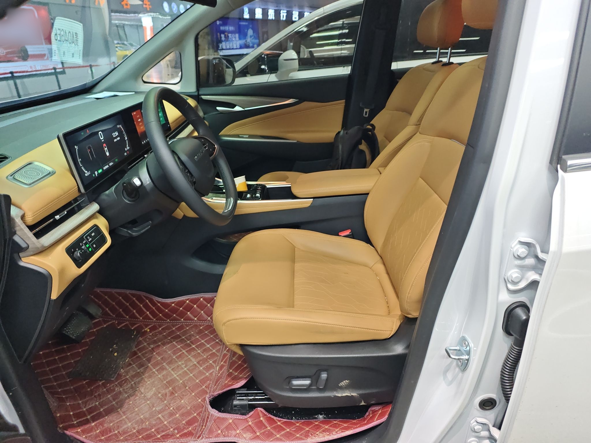 المقاعد الأمامية داخل السيارة