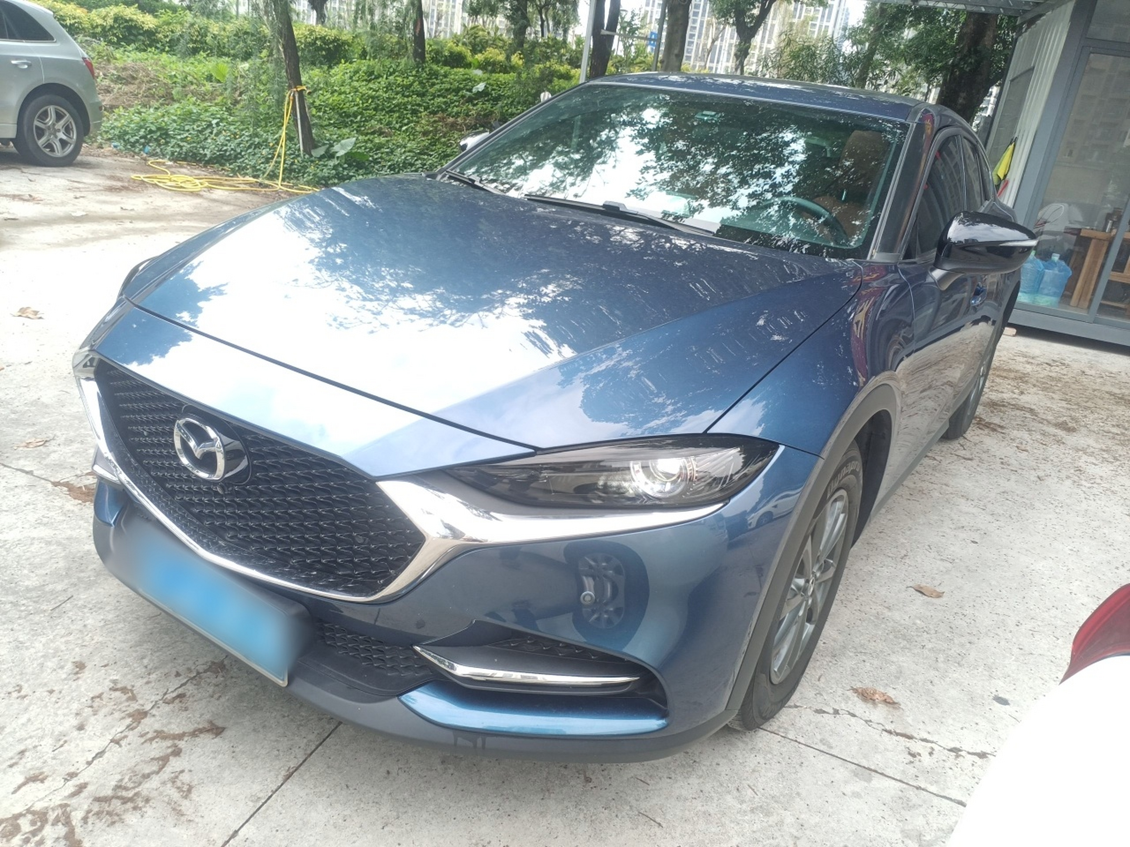 Под передней частью автомобиля