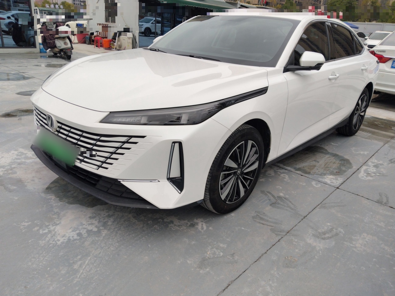 Под передней частью автомобиля