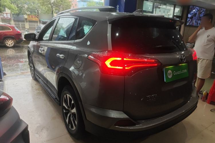 Used Toyota RAV4 2016 2.0L CVT Two-Wheel Drive Fashion Edition China V Standard
