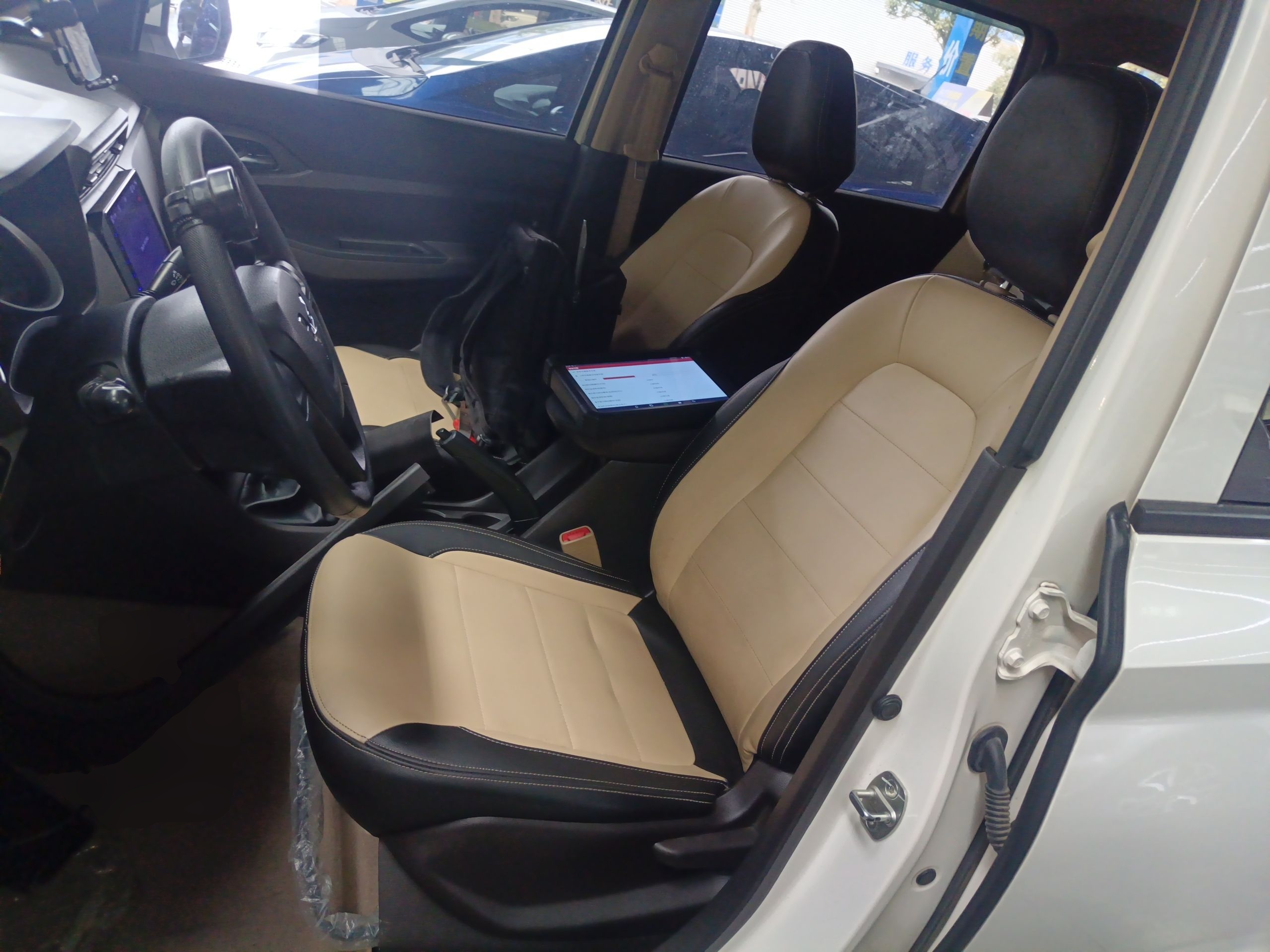 المقاعد الأمامية داخل السيارة